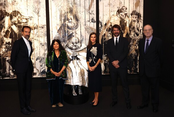 Su Majestad la Reina durante su recorrido, delante de una de las obras de la exposición